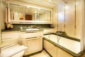 Port Queen Stateroom En-suite Head