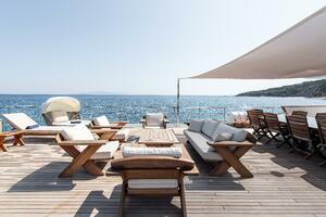 Upper Deck Lounge