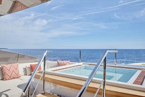 Sundeck Jacuzzi 